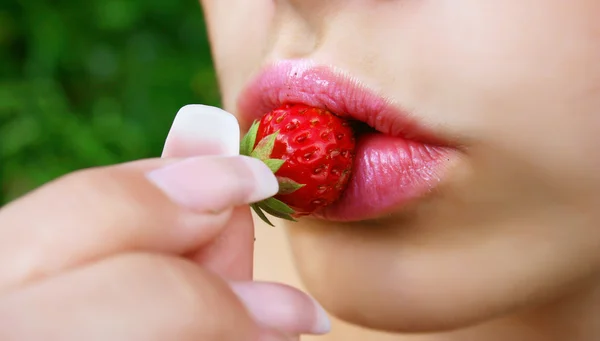 Menina comendo morangos — Fotografia de Stock