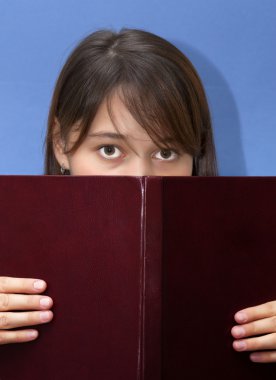 çok ilginç bir şey okumak kitap kurdu kız