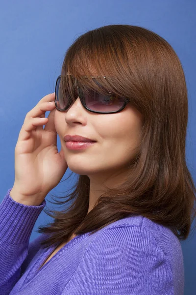 Schönes Mädchen mit großer schwarzer Brille in Nahaufnahme — Stockfoto