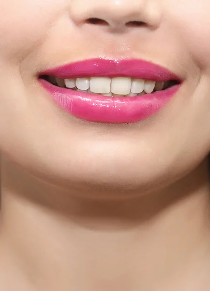 Hermosos labios con lápiz labial rosa —  Fotos de Stock