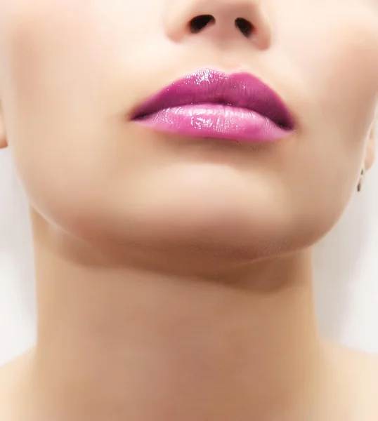 Hermosos labios con lápiz labial rosa — Foto de Stock