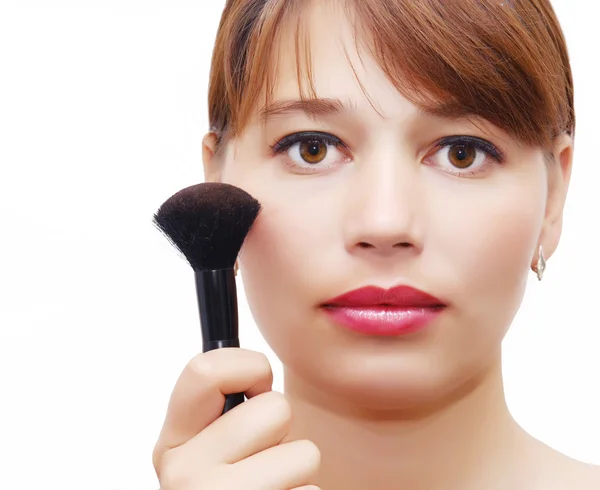 Jovem mulher bonita usando uma escova de maquiagem — Fotografia de Stock