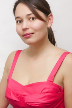 Genç, gülümseyen kadın