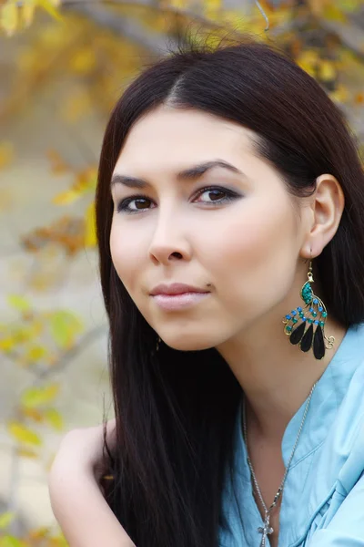 Portrait of a beautiful girl in autumn — Stock Photo, Image