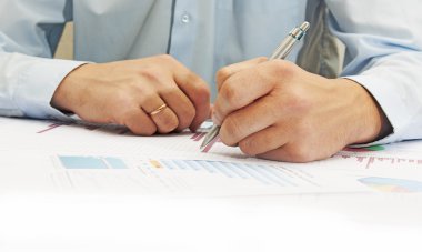 Erkek el iş belge tartışma toplantısı sırasında işaret eden görüntü