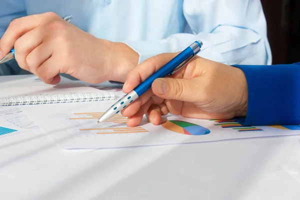 Afbeelding van mannenhand wijzend op bedrijfsdocument tijdens de bespreking van de bijeenkomst — Stockfoto