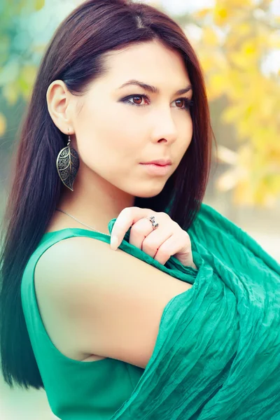 Retrato de una hermosa niña en el fondo de otoño. Retrato de moda de mujer de otoño — Foto de Stock