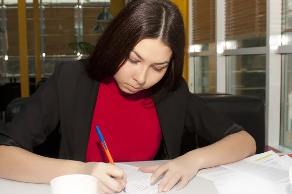 Mooi meisje met documenten — Stockfoto