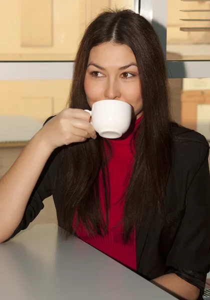 Vrouw in café — Stockfoto