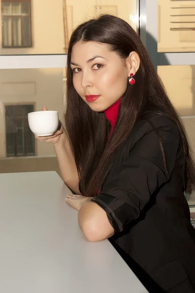 Vrouw in café — Stockfoto