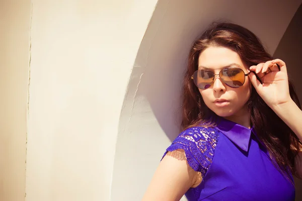 Vacker sexig kvinna i en blå klänning och solglasögon på gatan på en sommardag — Stockfoto
