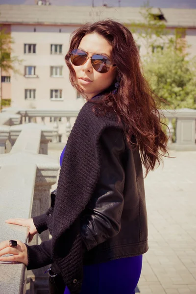 Retrato de cerca de la moda al aire libre de la joven mujer bonita en verano día soleado en la calle —  Fotos de Stock