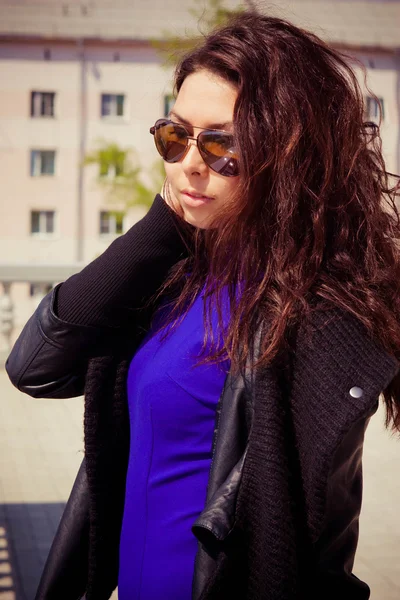 Outdoor fashion closeup portrait of young pretty woman in summer sunny day on street — Stock Photo, Image