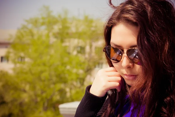 Retrato de cerca de la moda al aire libre de la joven mujer bonita en verano día soleado en la calle —  Fotos de Stock