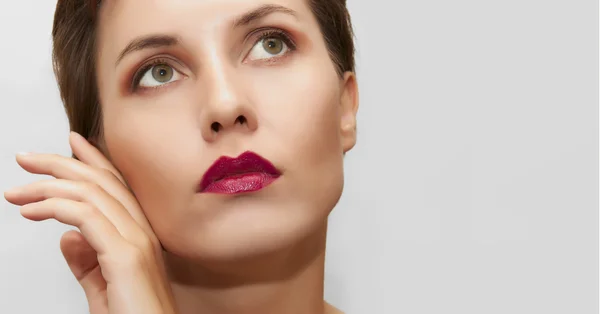 Krásná žena s světlý make-up a štětec — Stock fotografie