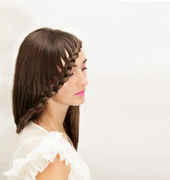 Menina bonita com cabelos longos grossos — Fotografia de Stock