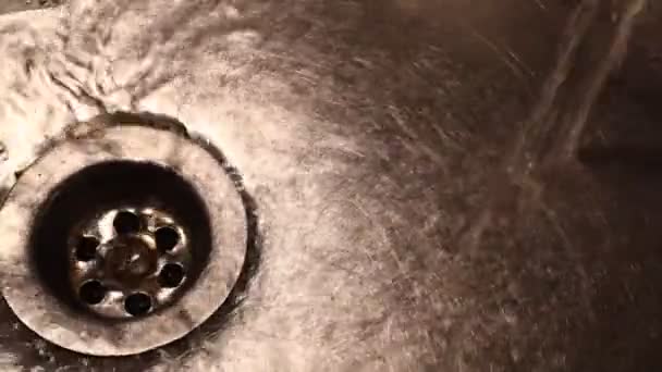 水の滴を台所の流しのクローズ アップ — ストック動画