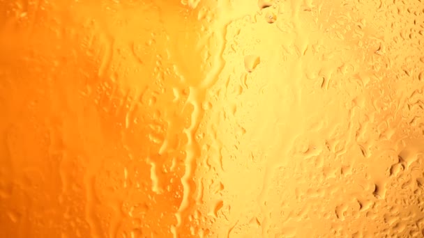 Pluie gouttes vers le bas verre 