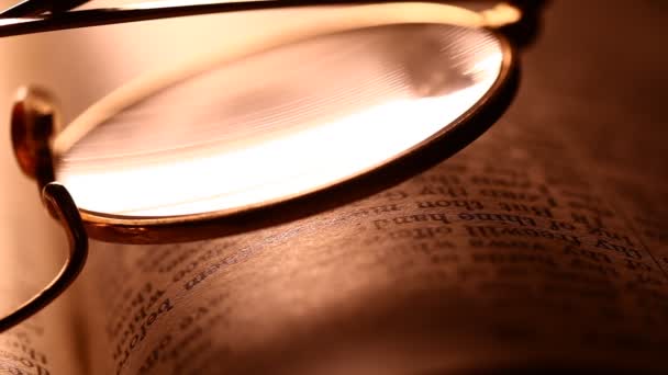 Vieux livre avec verre pour les yeux 