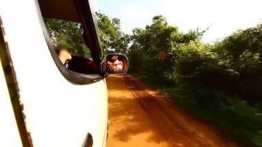 la mujer con dispositivo de cálculo en las manos