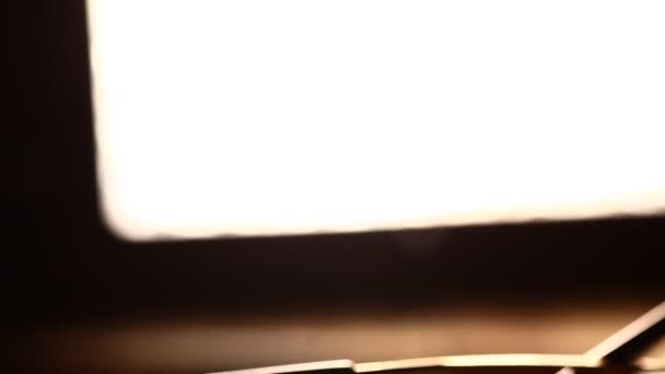 Vieux livre avec des lunettes antiques 