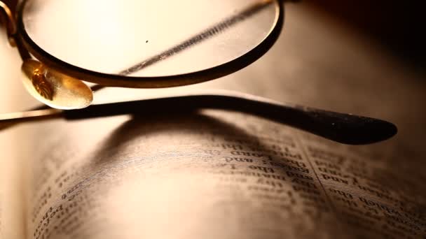 Vieux livre avec des lunettes antiques 