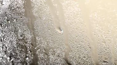 pencere aşağı yağmur damlaları