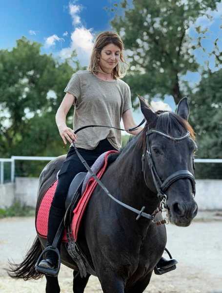 Equitação Menina Estão Treinando Ela Preto Cavalo — Fotografia de Stock