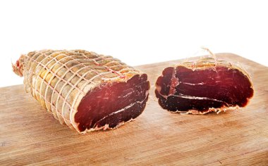 Beyaz arka planda pastırma eti