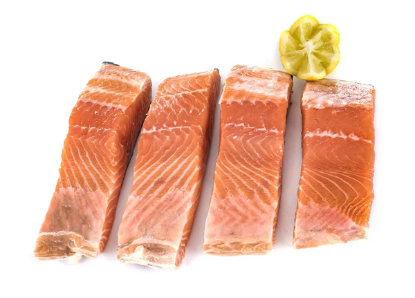 Bistecca Salmone Davanti Allo Sfondo Bianco — Foto Stock