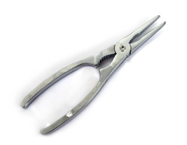 Beyaz arkaplanda izole edilmiş gümüş metal yengeç krakeri.