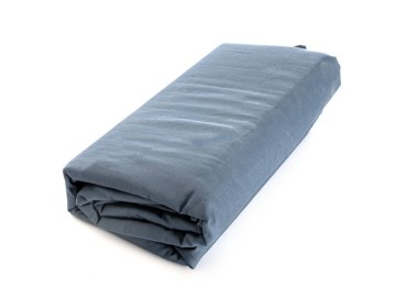 beyaz arkaplan önünde yatak için çarşaf