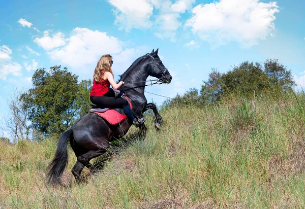 Berijden Meisje Zijn Het Trainen Van Haar Zwart Paard — Stockfoto