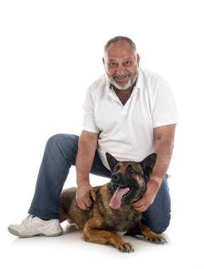 Beyaz arka planda Belçikalı çoban ve adam