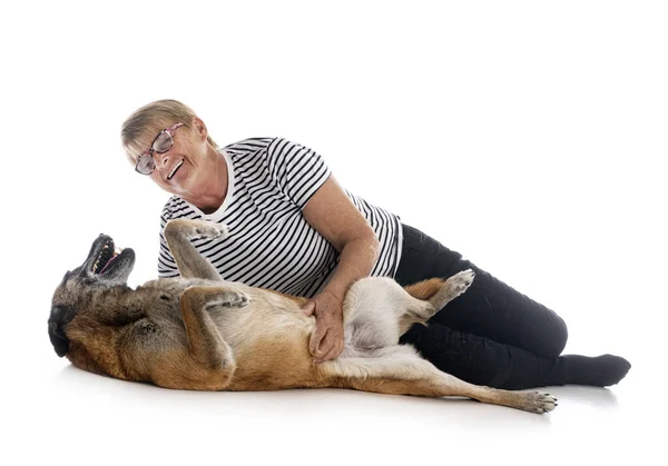 ベルギー人の羊飼いと女性が白い背景の前で — ストック写真