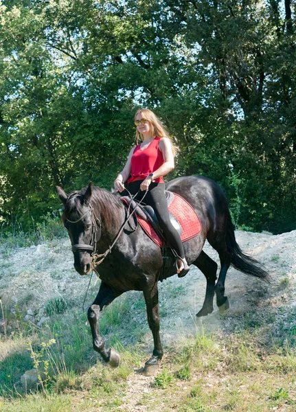 Equitazione Ragazza Sono Formazione Suo Nero Cavallo — Foto Stock