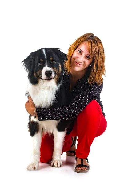 Australischer Schäferhund Und Frau Vor Weißem Hintergrund — Stockfoto