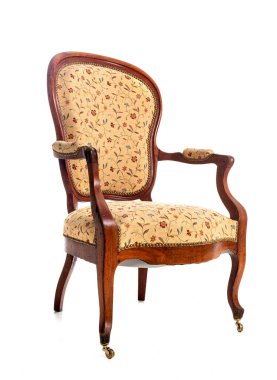 Beyaz arkaplanın önündeki antik koltuk