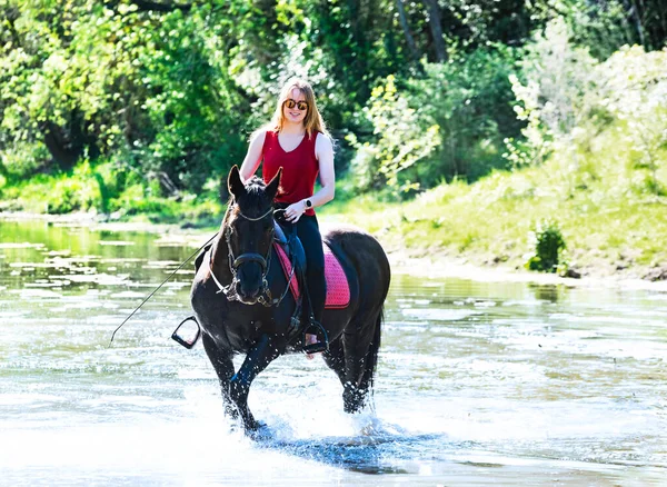 Jazda Dziewczyna Szkolenia Jej Czarny Koń Rzece — Zdjęcie stockowe
