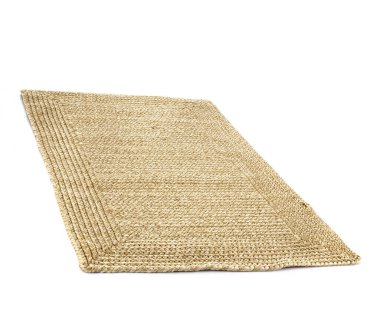 Beyaz arkaplan önünde yoga için ratan mat