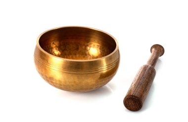 Beyaz arkaplan önünde şarkı söyleyen kase