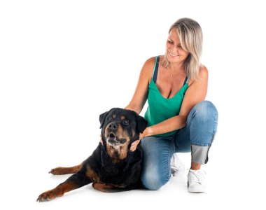 safkan, yaşlı Rottweiler on dört yaşında ve sahibi beyaz arka planda.