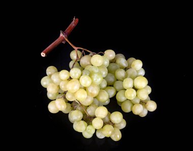 Siyah arkaplan önünde yeşil üzüm