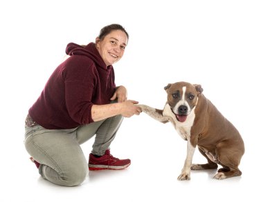 Amerikan Stadyumu teriyeri ve beyaz arka plandaki kadın.