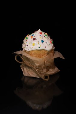 Karanlık arka planda paskalya pastası. Kağıda sarılmış bir halatla.