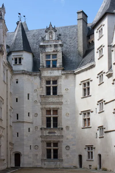 Na wewnętrznym dziedzińcu zamku Pau — Zdjęcie stockowe
