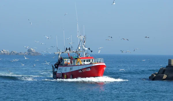 Vonóhálós halászhajó visszatért a kikötőbe Stock Fotó