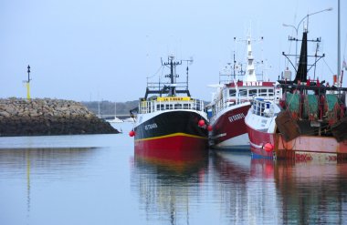 Limandaki balıkçı teknesi