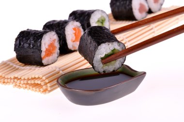 beyaz zemin üzerinde Maki sushi