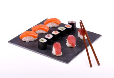 beyaz zemin üzerinde suşi tabağı